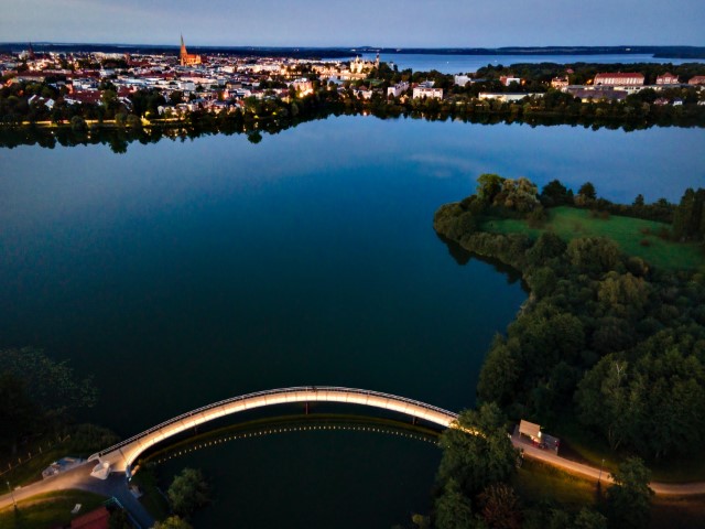 Brücke bei Nacht mit Blick auf das Ostorfer Ufer